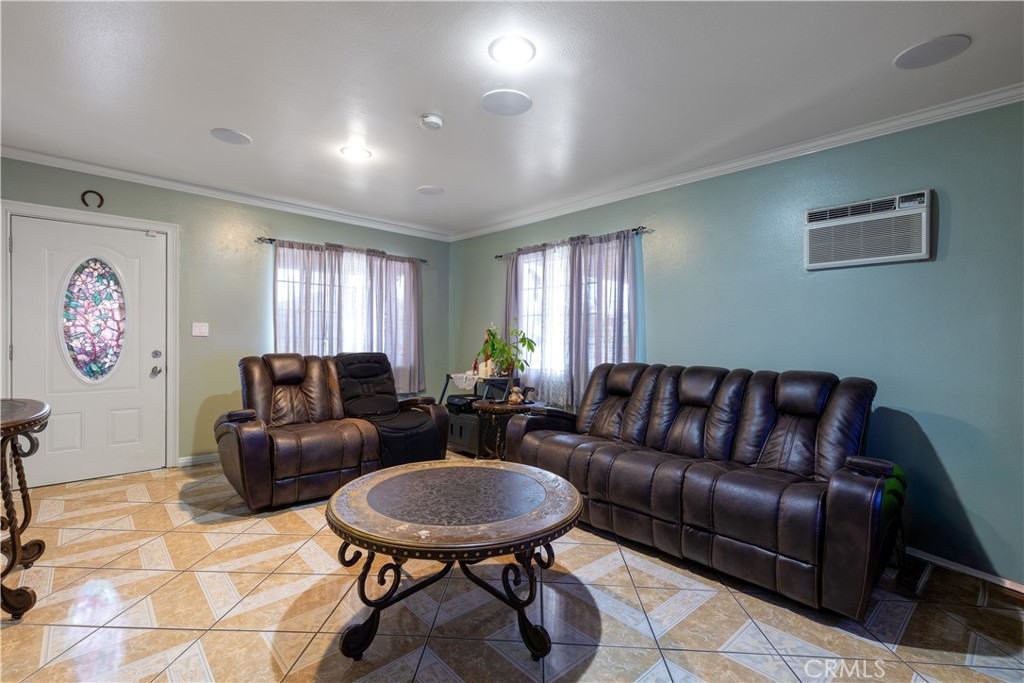 1843 Cerritos Avenue