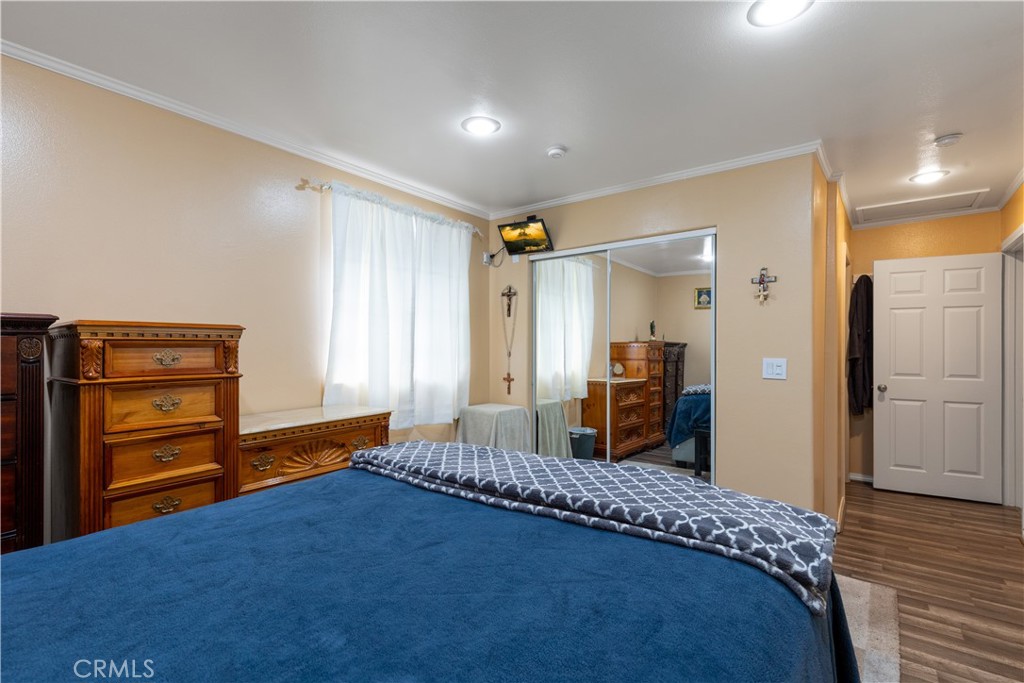 1843 Cerritos Avenue