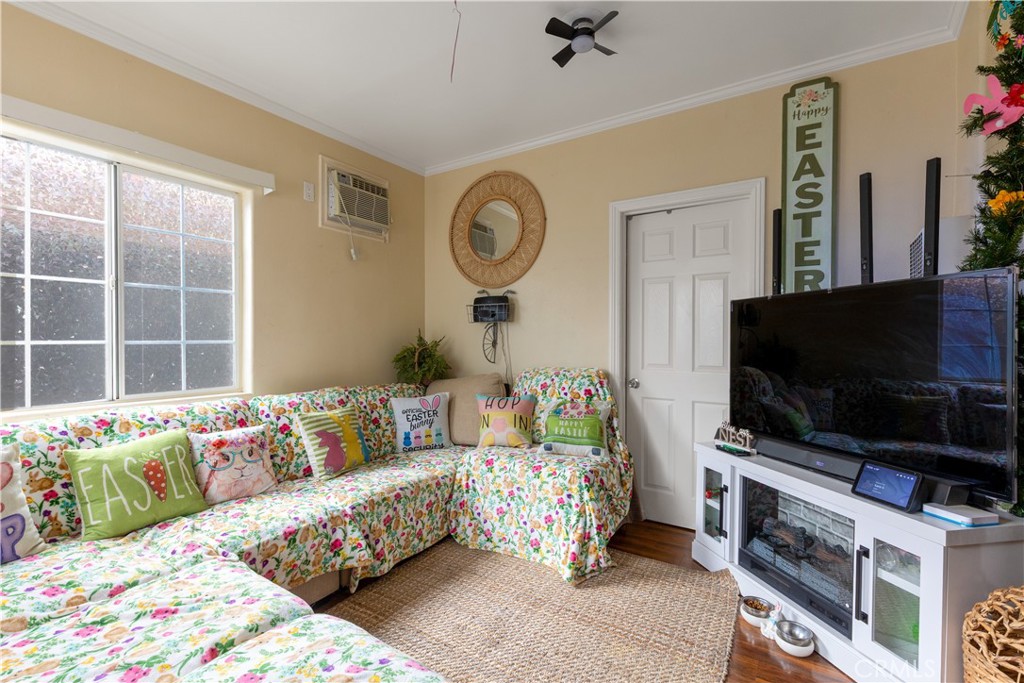 1843 Cerritos Avenue