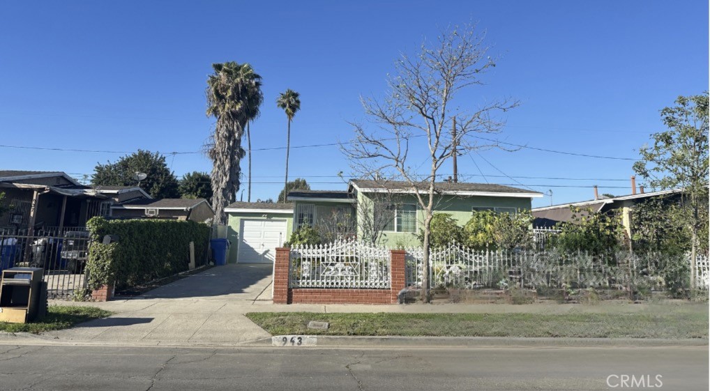 943 E 104th