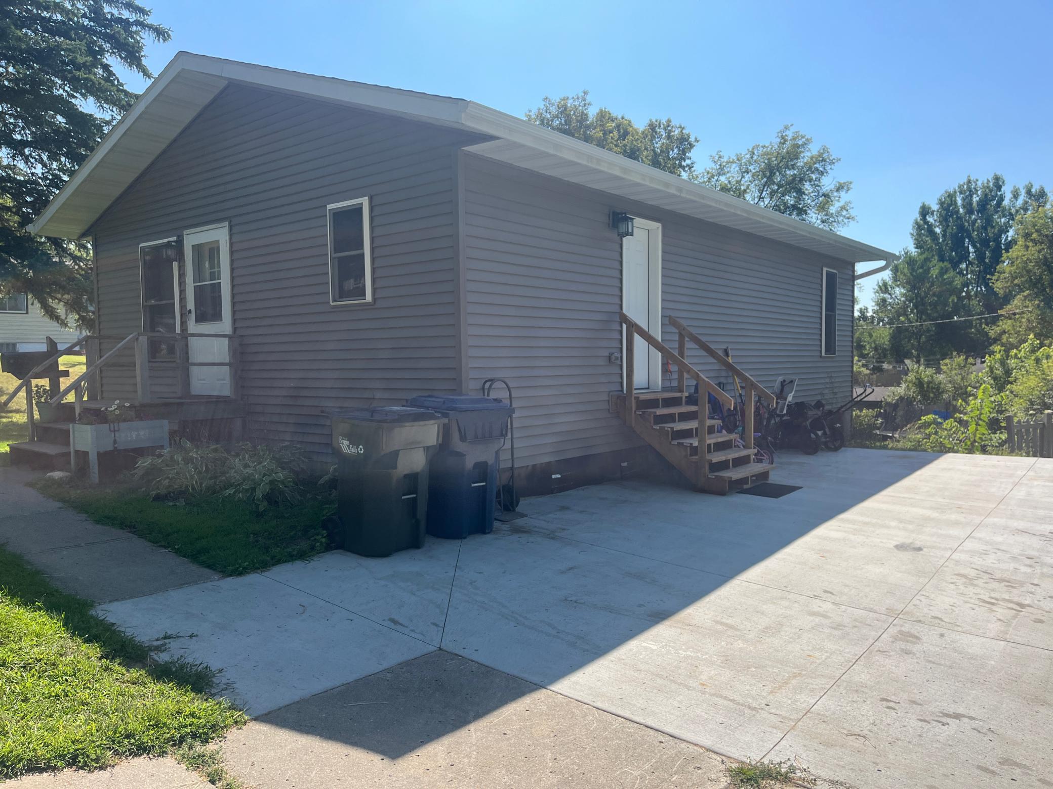 214 E Cherry Avenue