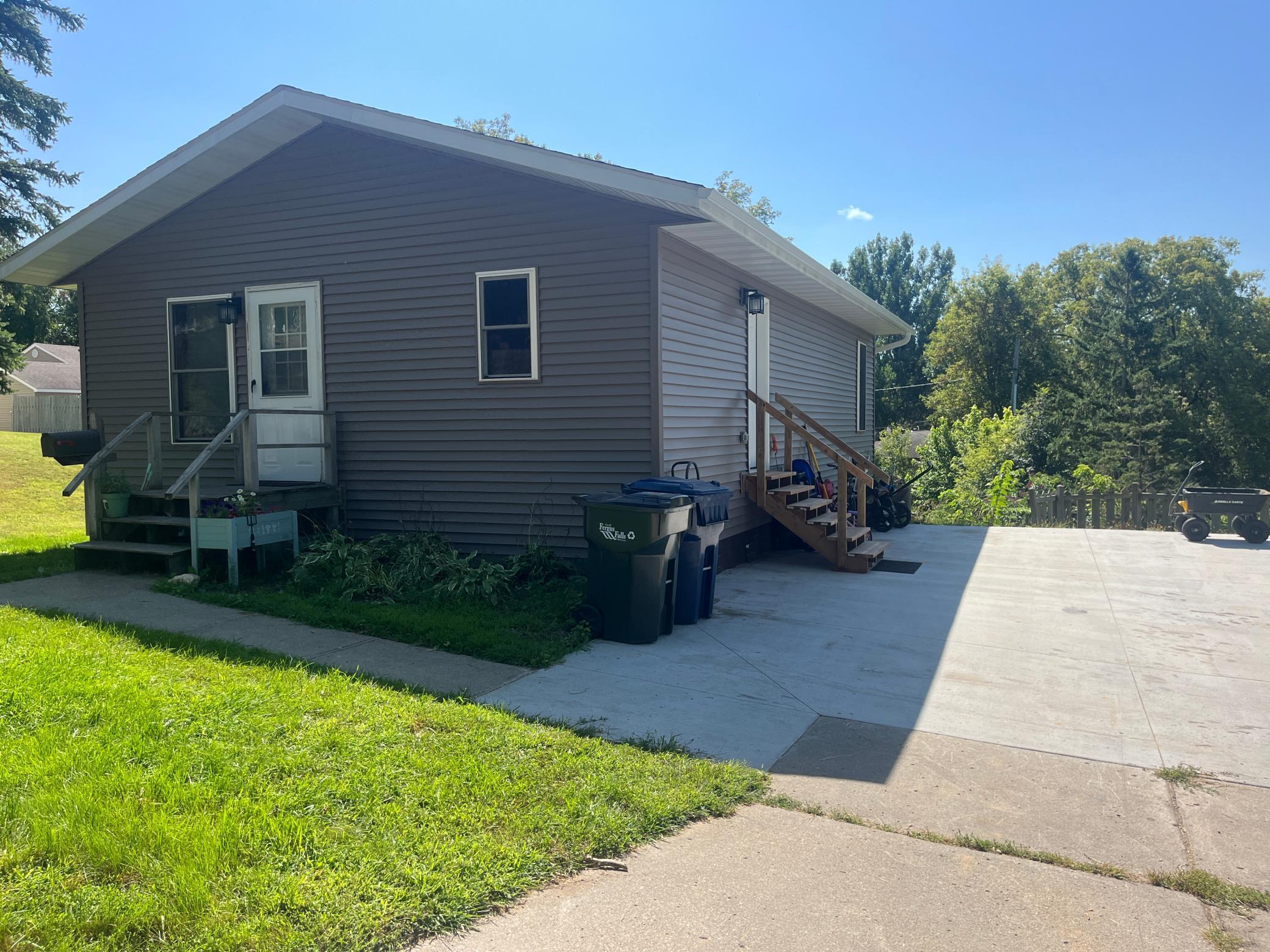 214 E Cherry Avenue