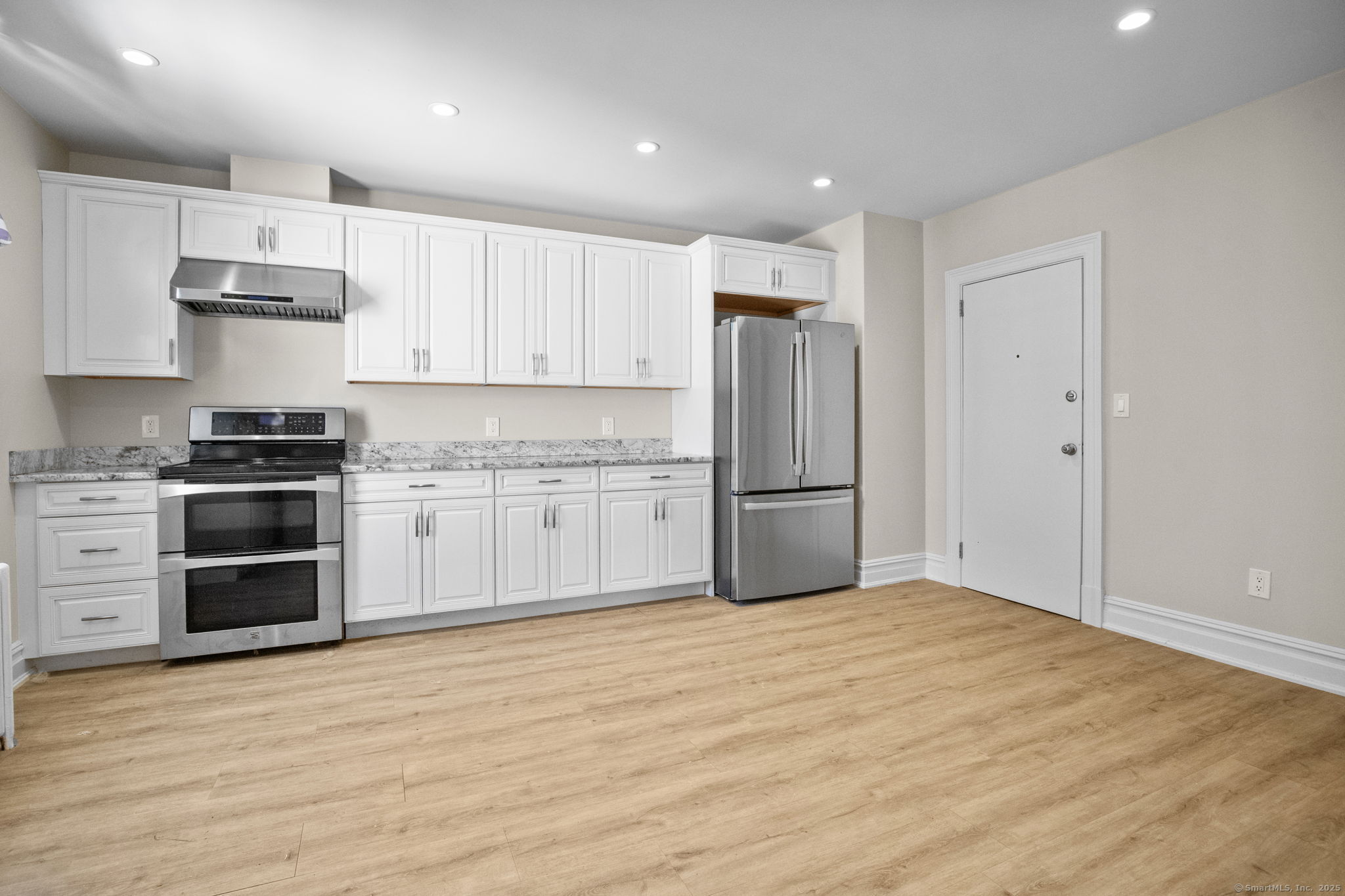 60 Pemberwick Road 2nd floor Right apartment
