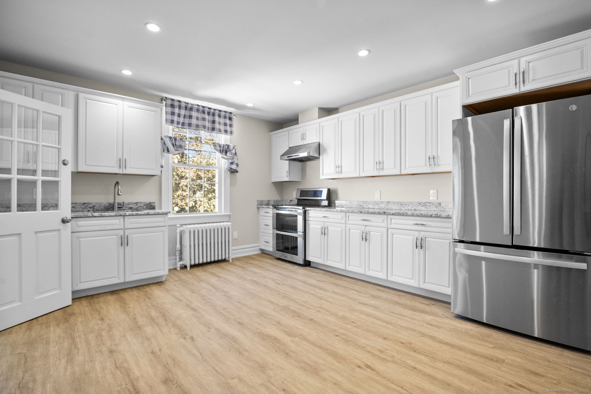 60 Pemberwick Road 2nd floor Right apartment