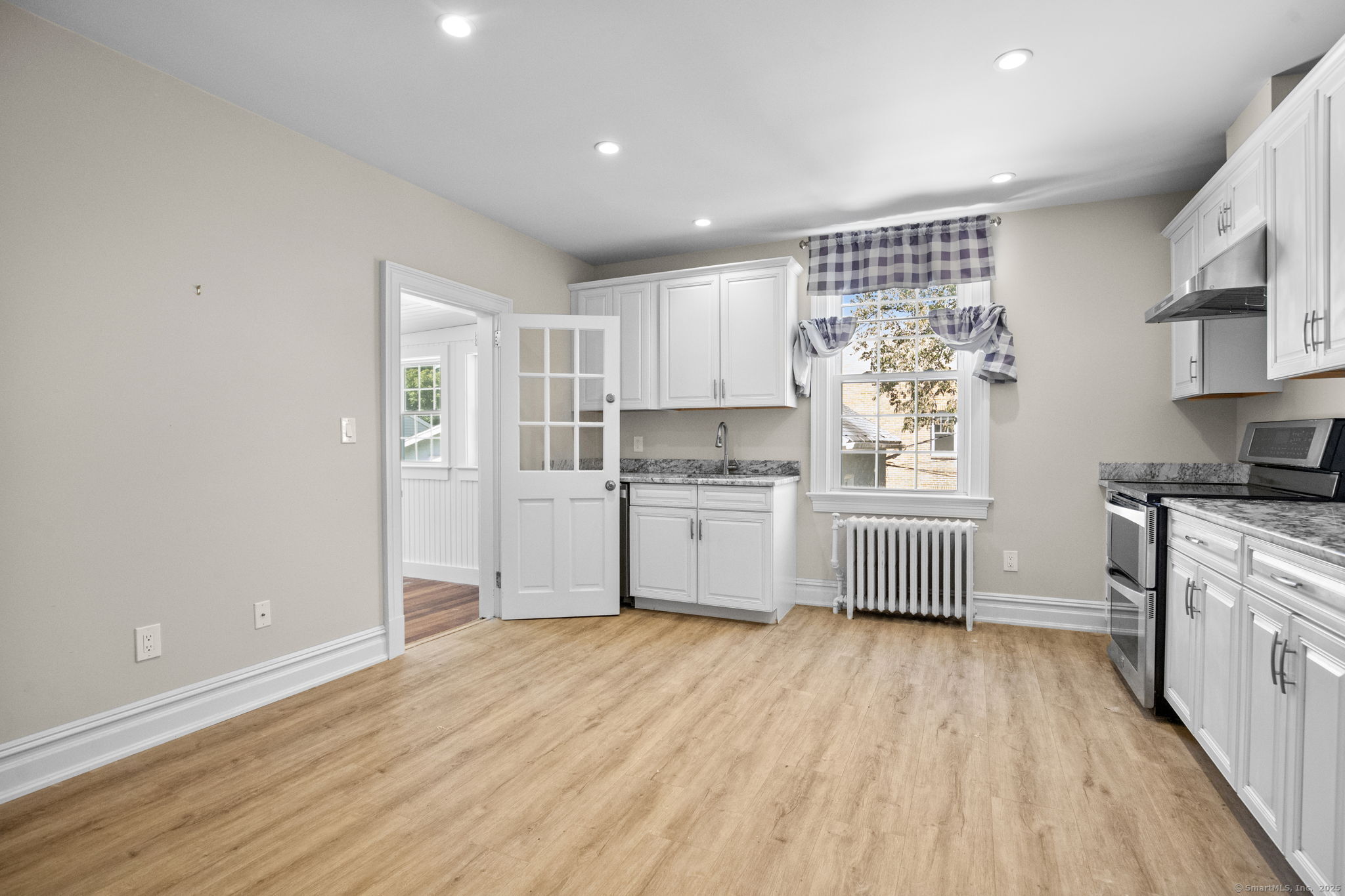 60 Pemberwick Road 2nd floor Right apartment