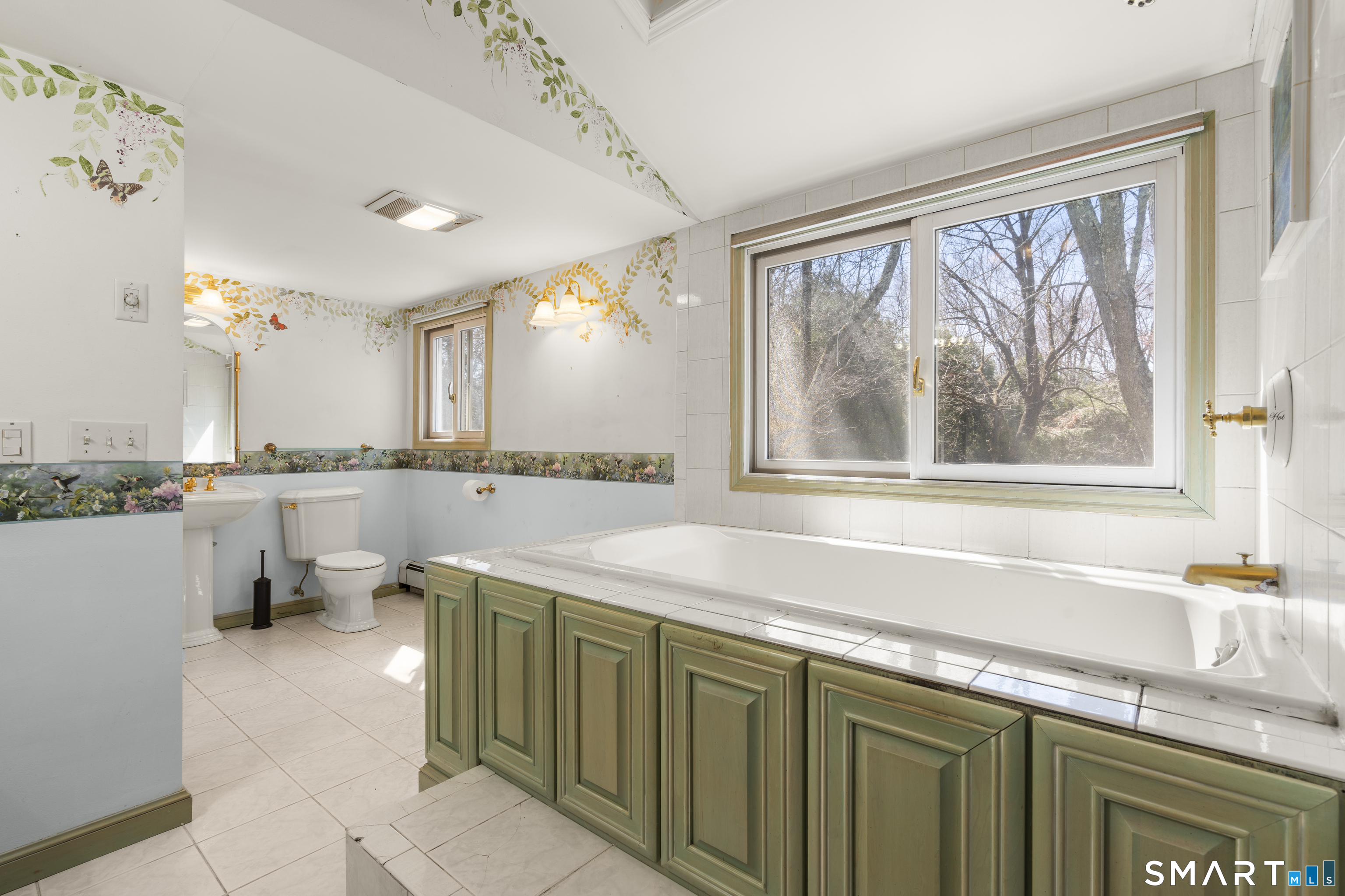 835 Monroe Turnpike