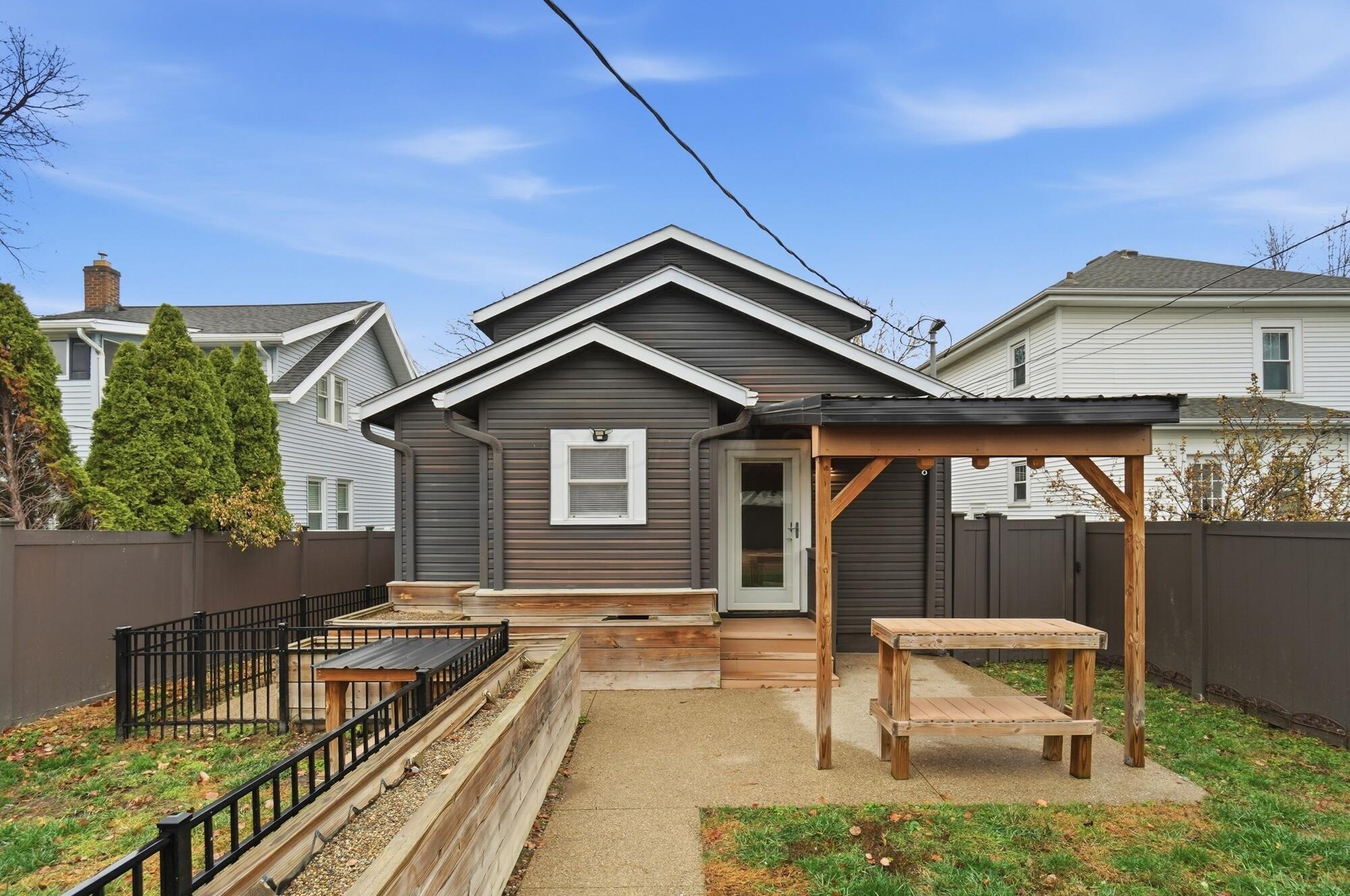 1129 Mulford Road