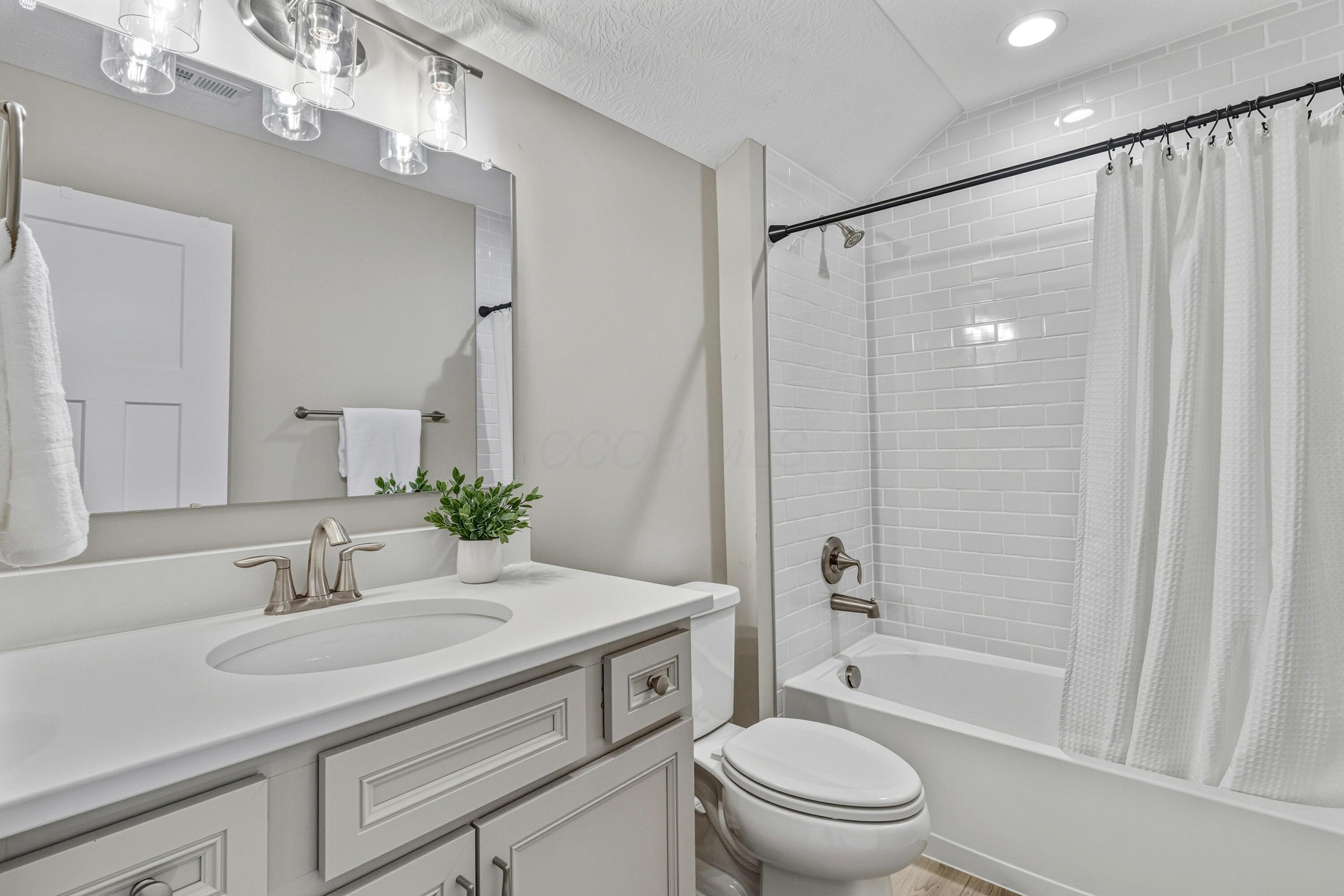 5552 Jessica Lane W