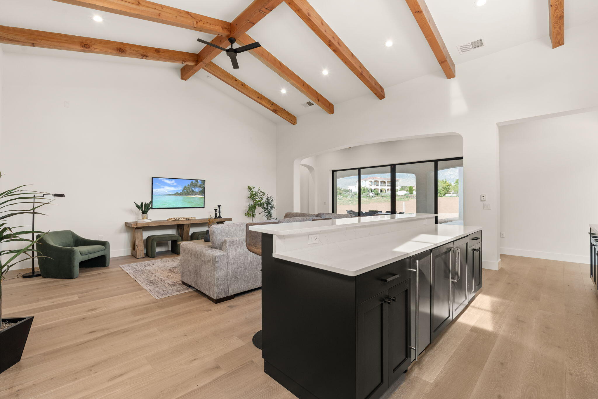 8601 BEVERLY HILLS Avenue NE