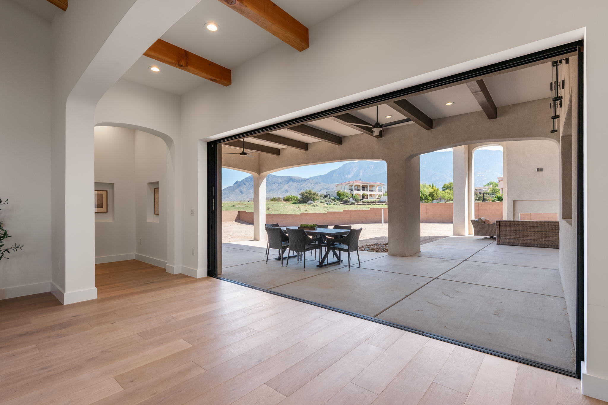 8601 BEVERLY HILLS Avenue NE