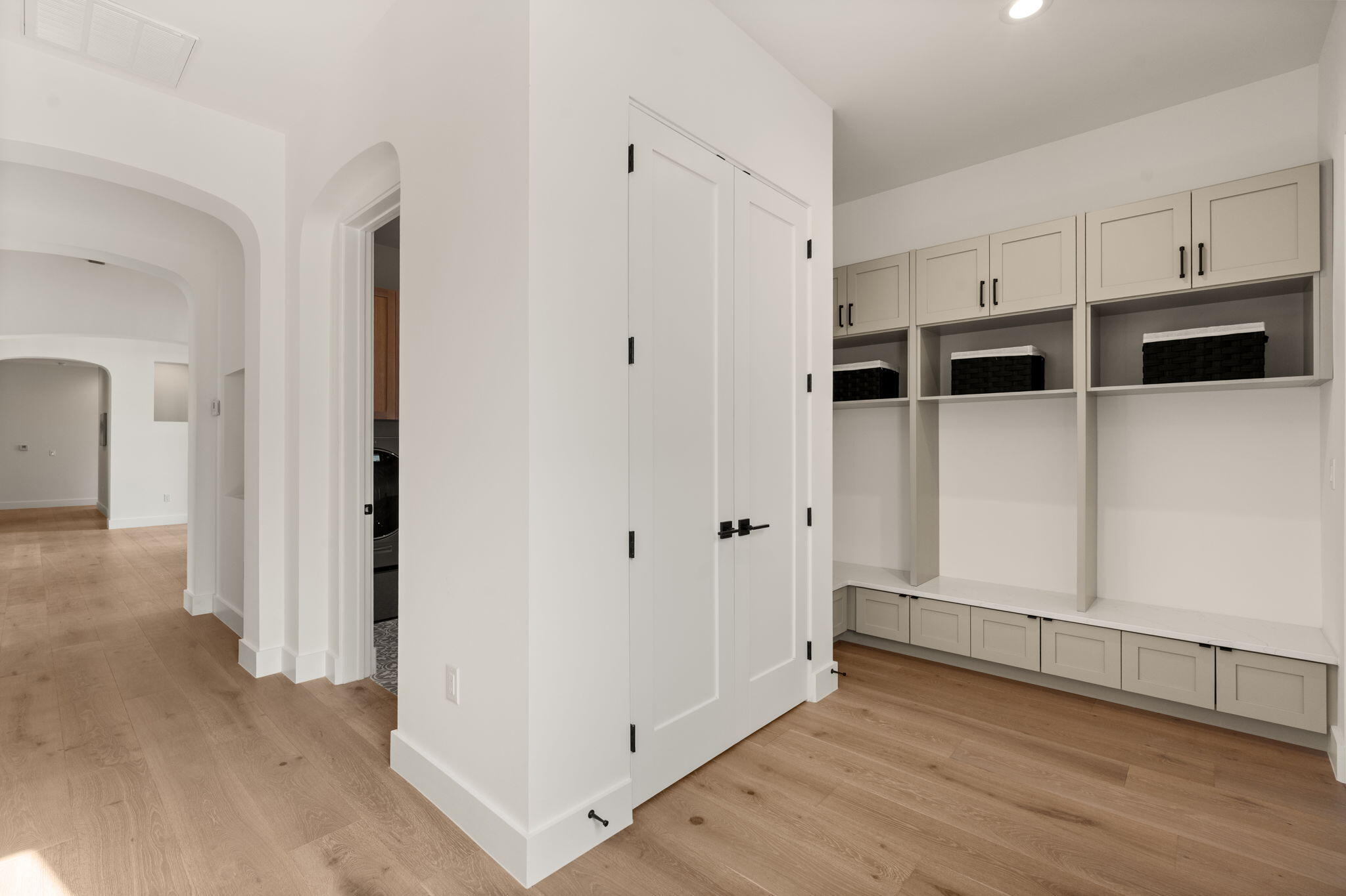 8601 BEVERLY HILLS Avenue NE