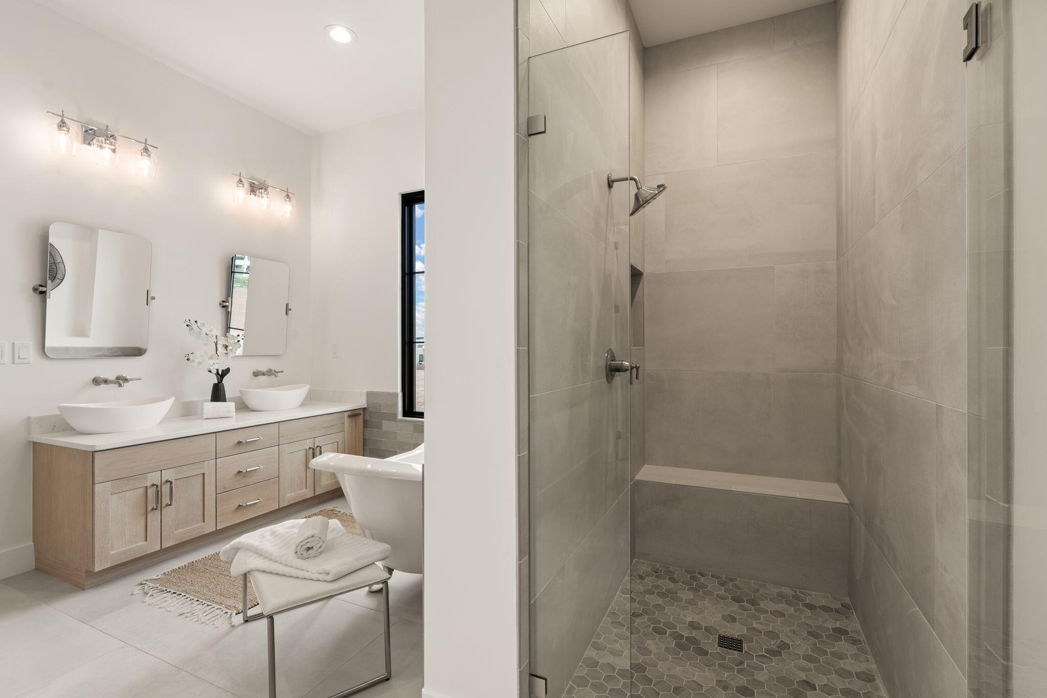 8601 BEVERLY HILLS Avenue NE