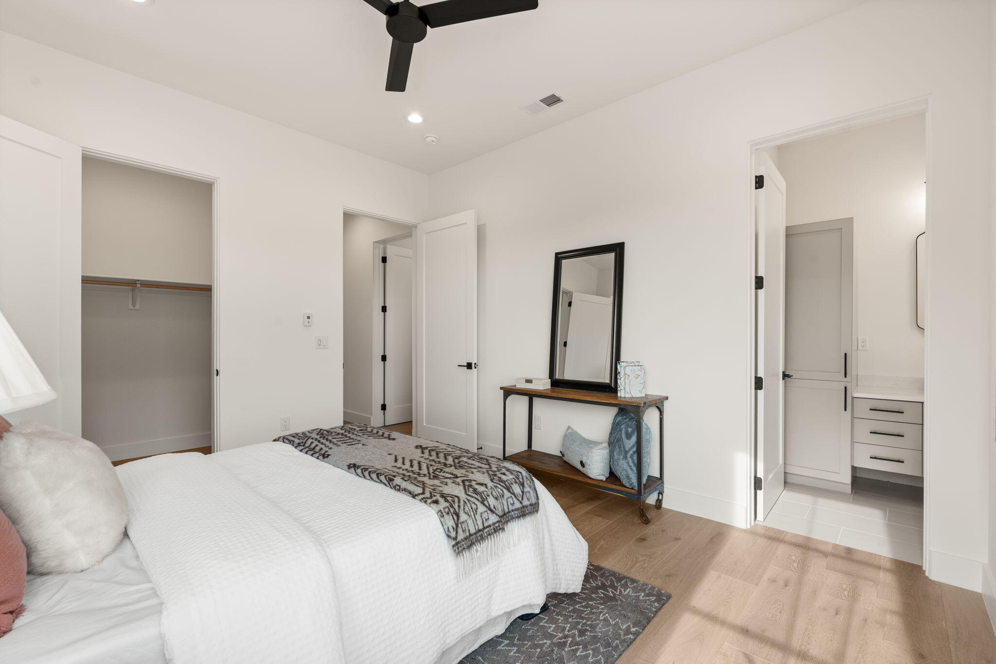 8601 BEVERLY HILLS Avenue NE