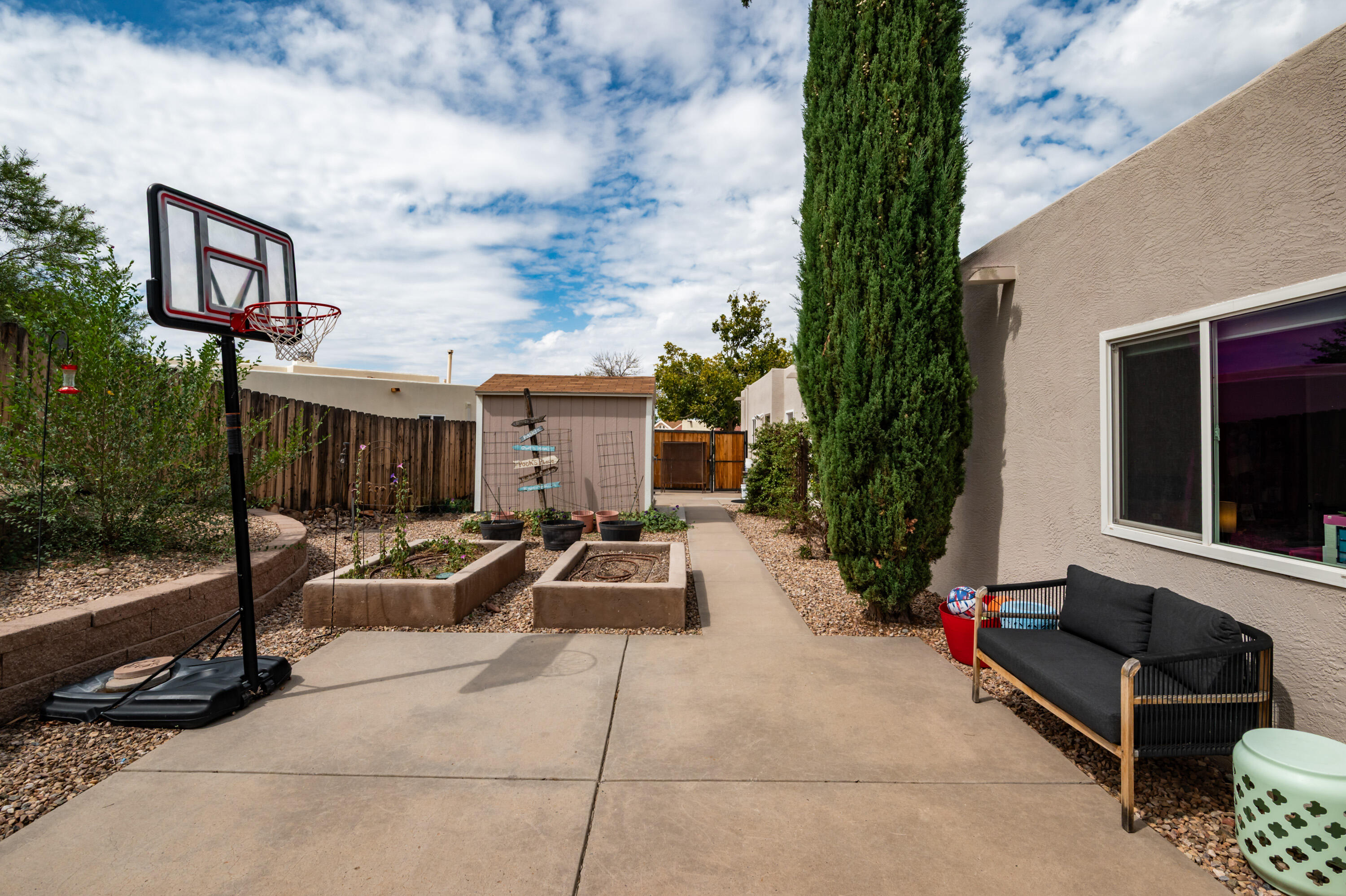 5620 AMISTAD Road NE