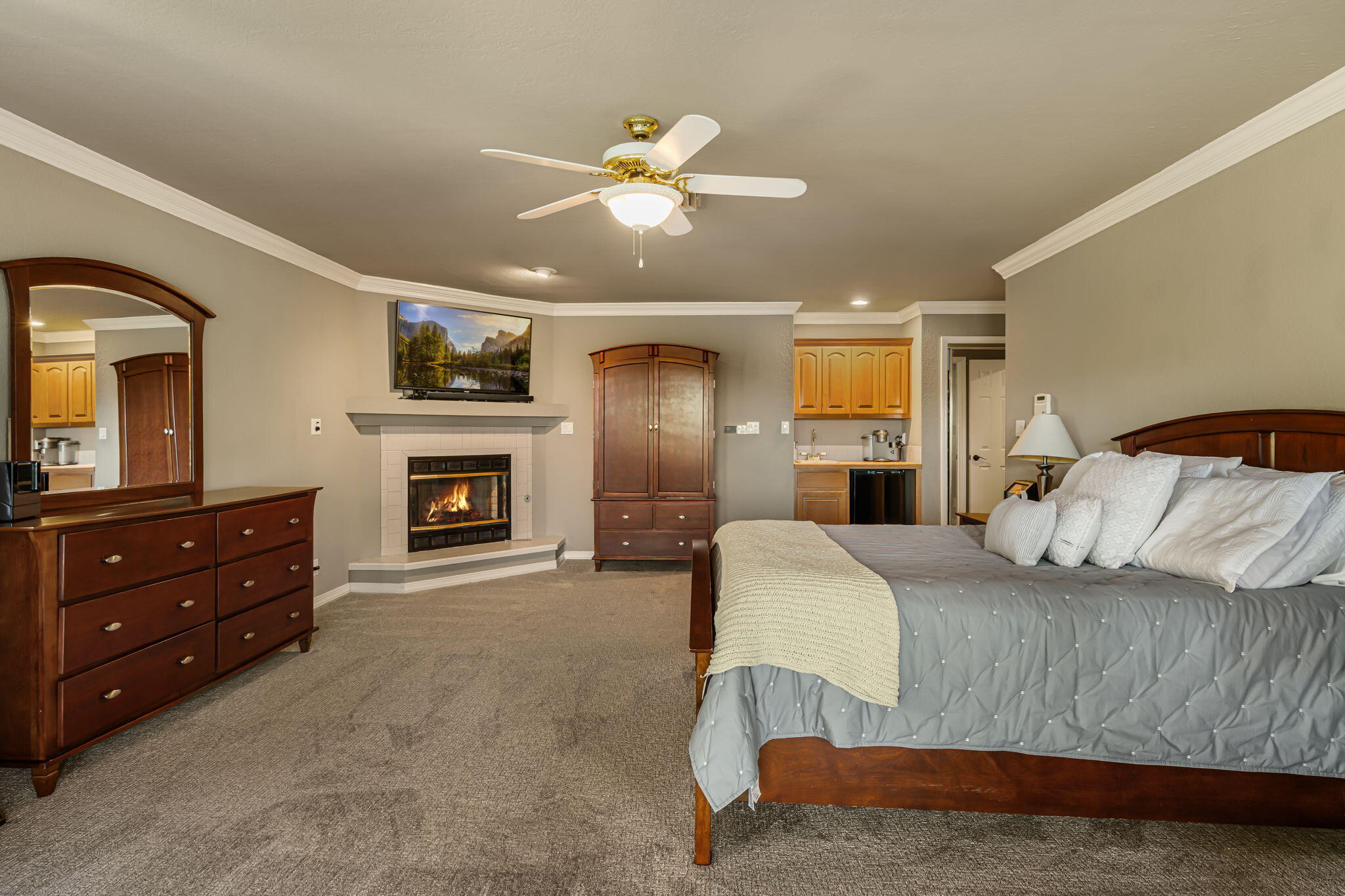 6505 MEADOW HILLS Street NE