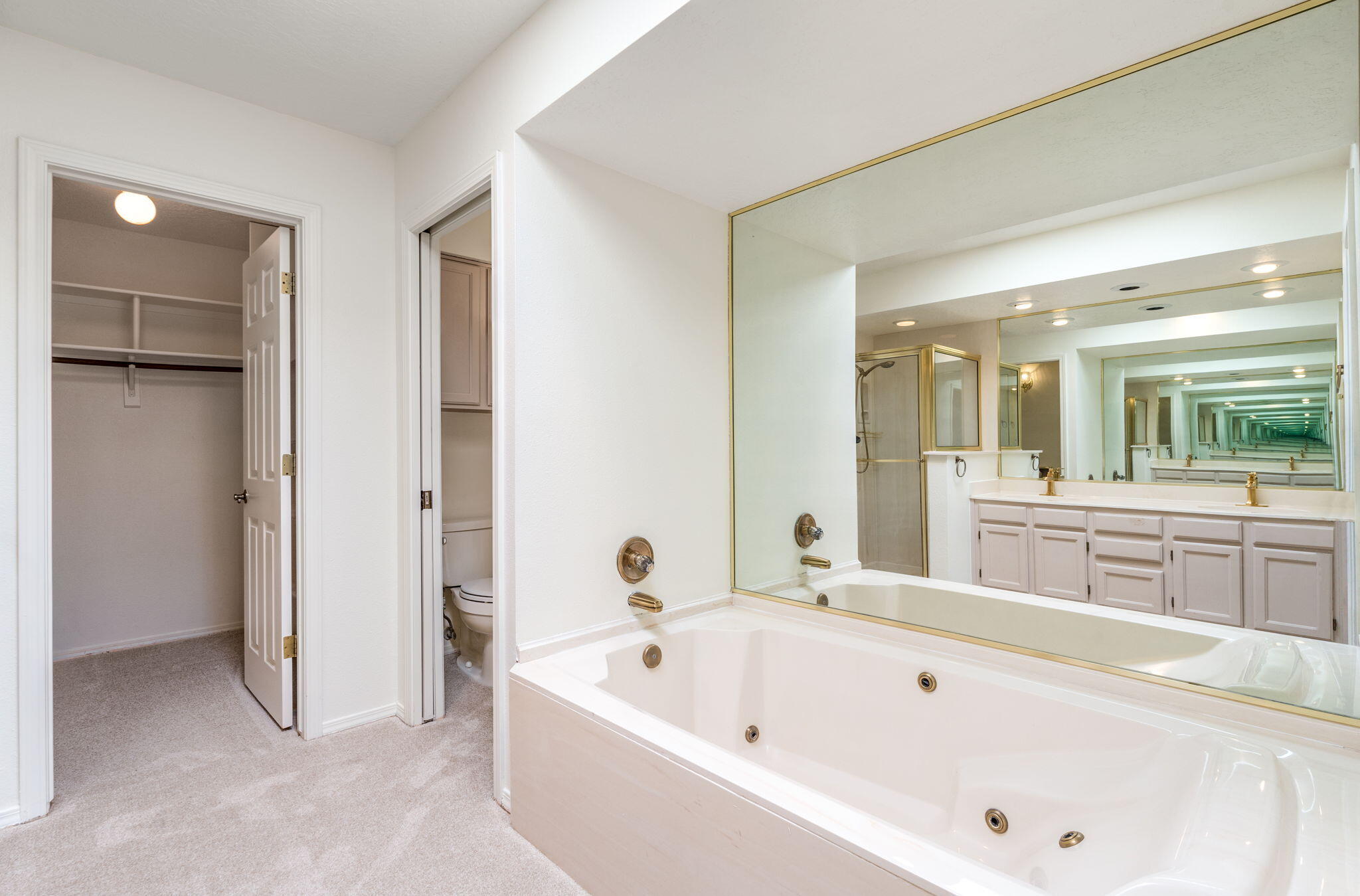 7904 Woodridge Drive NE