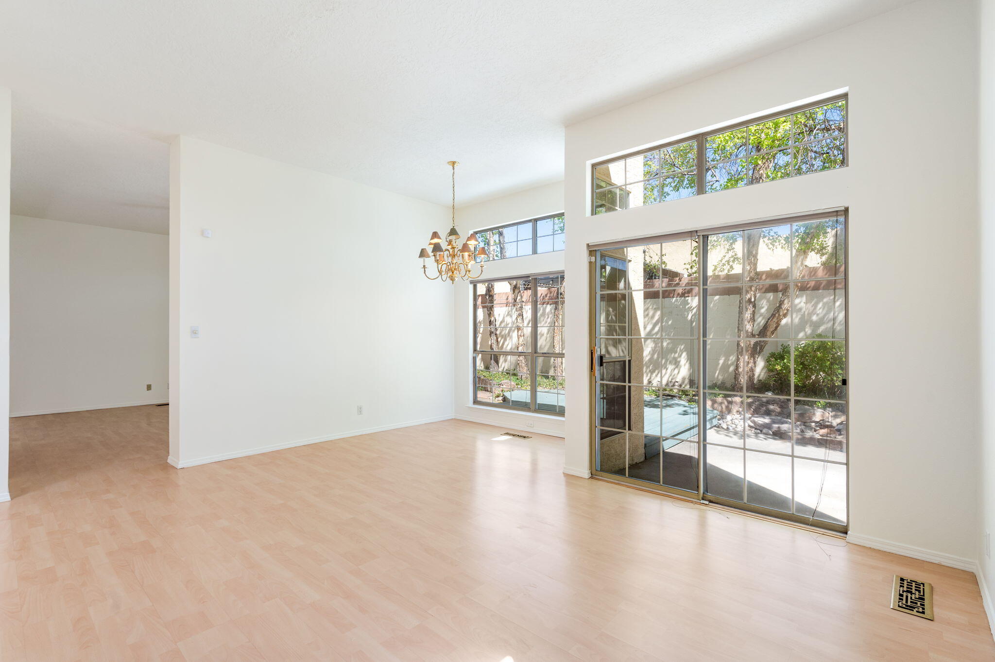 7904 Woodridge Drive NE