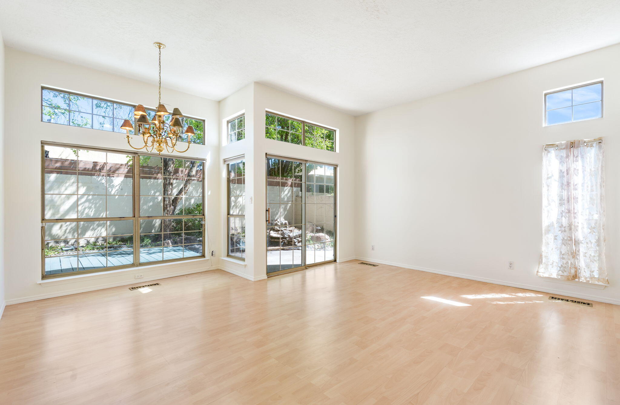 7904 Woodridge Drive NE