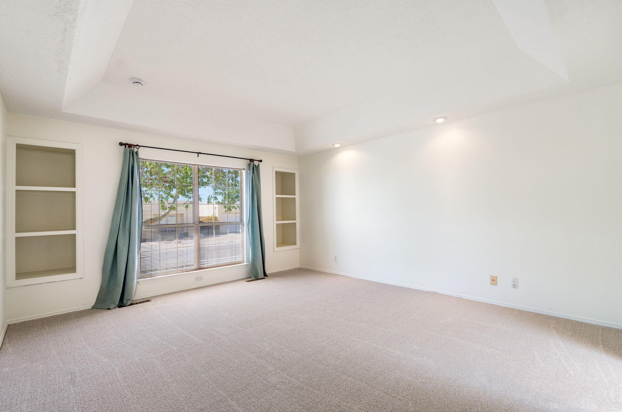 7904 Woodridge Drive NE