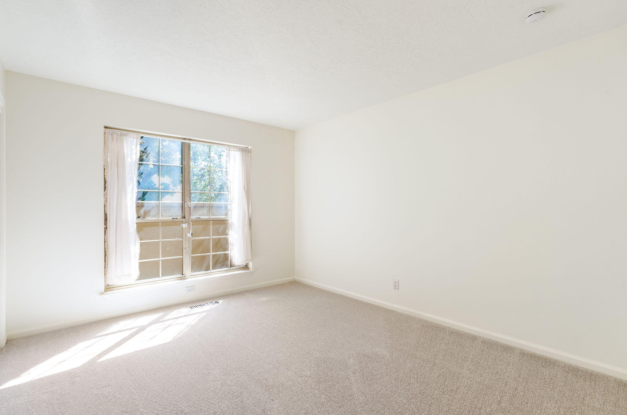 7904 Woodridge Drive NE