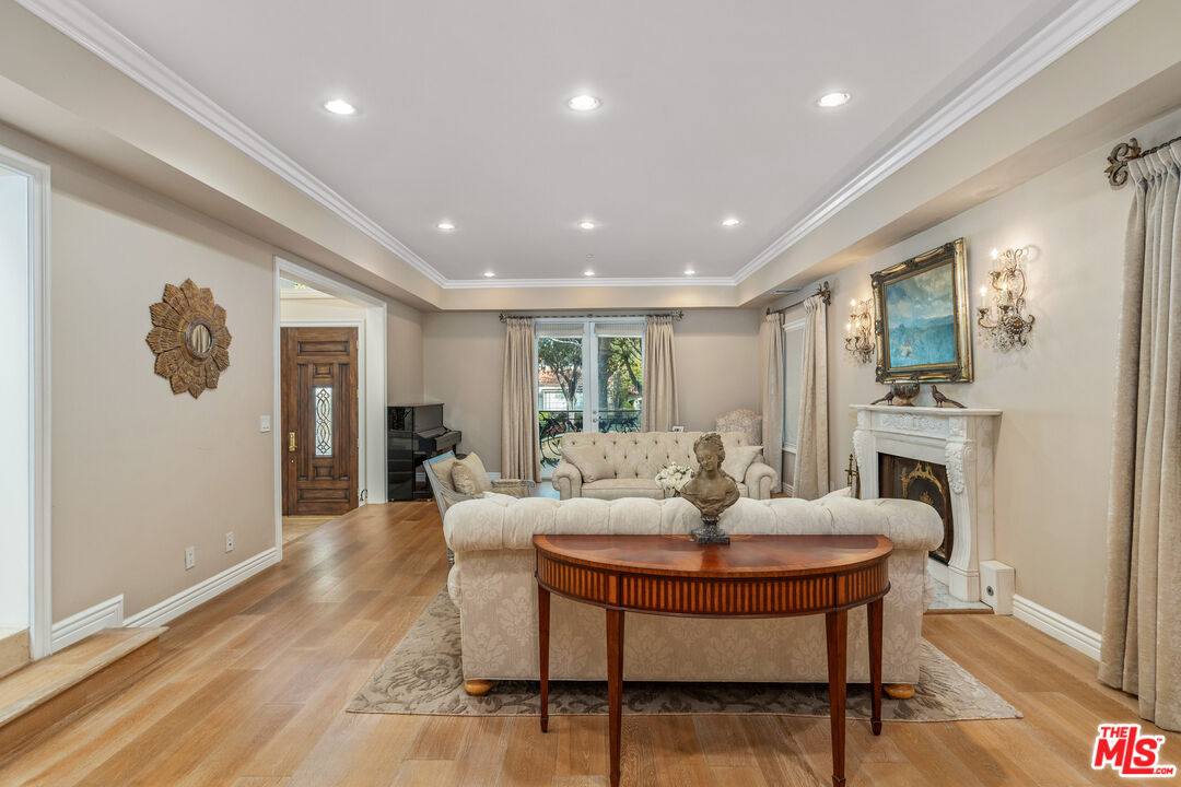 525 N Arden Dr