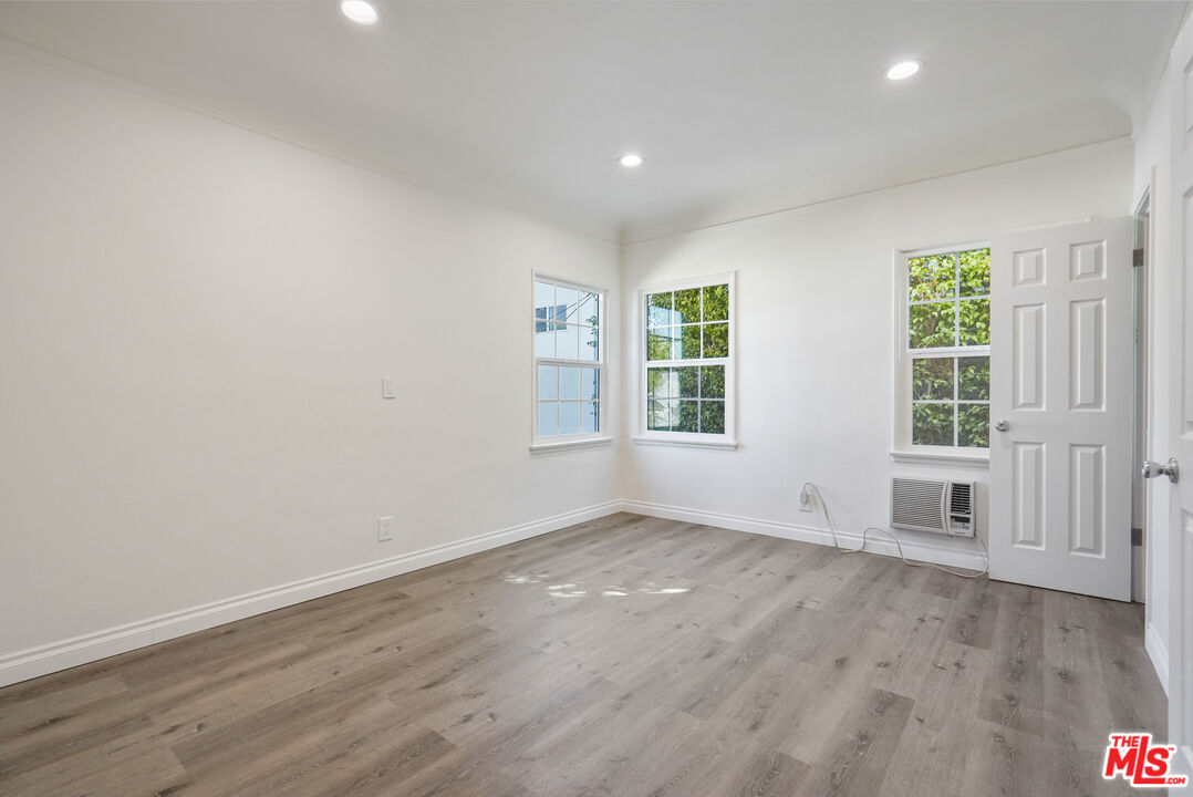 228 S REEVES DR Unit: D