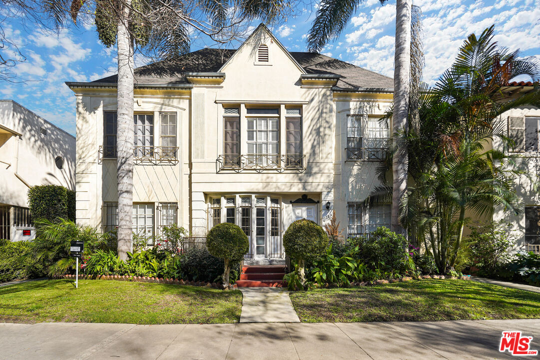 228 S REEVES DR Unit: D
