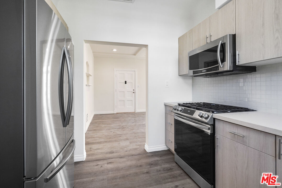 228 S REEVES DR Unit: D