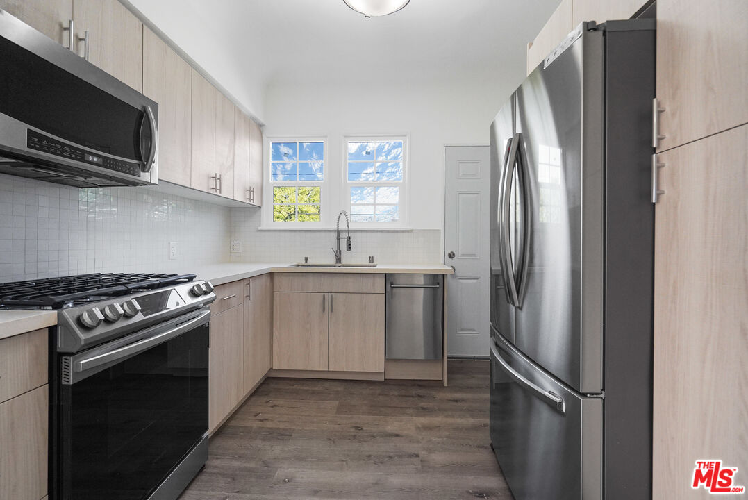 228 S REEVES DR Unit: D