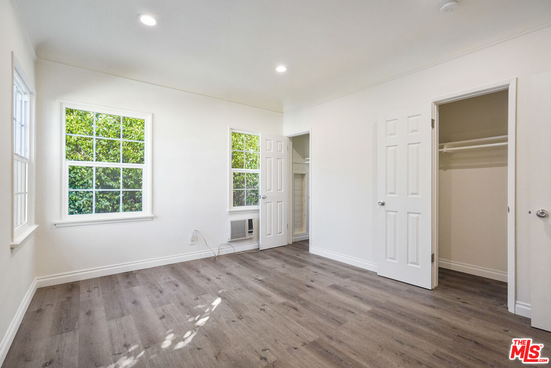 228 S REEVES DR Unit: D