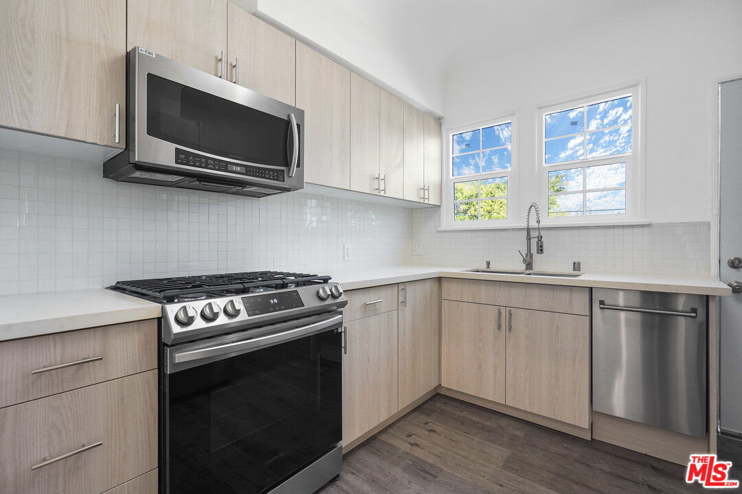 228 S REEVES DR Unit: D