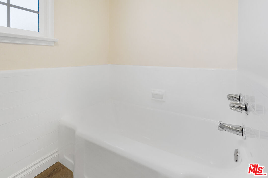 228 S REEVES DR Unit: D