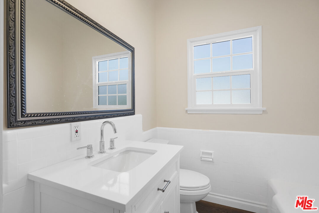 228 S REEVES DR Unit: D