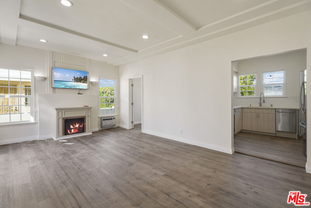 228 S REEVES DR Unit: D