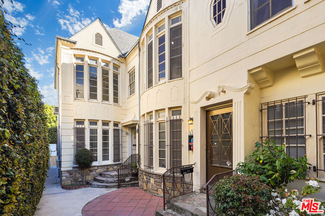 228 S REEVES DR Unit: D