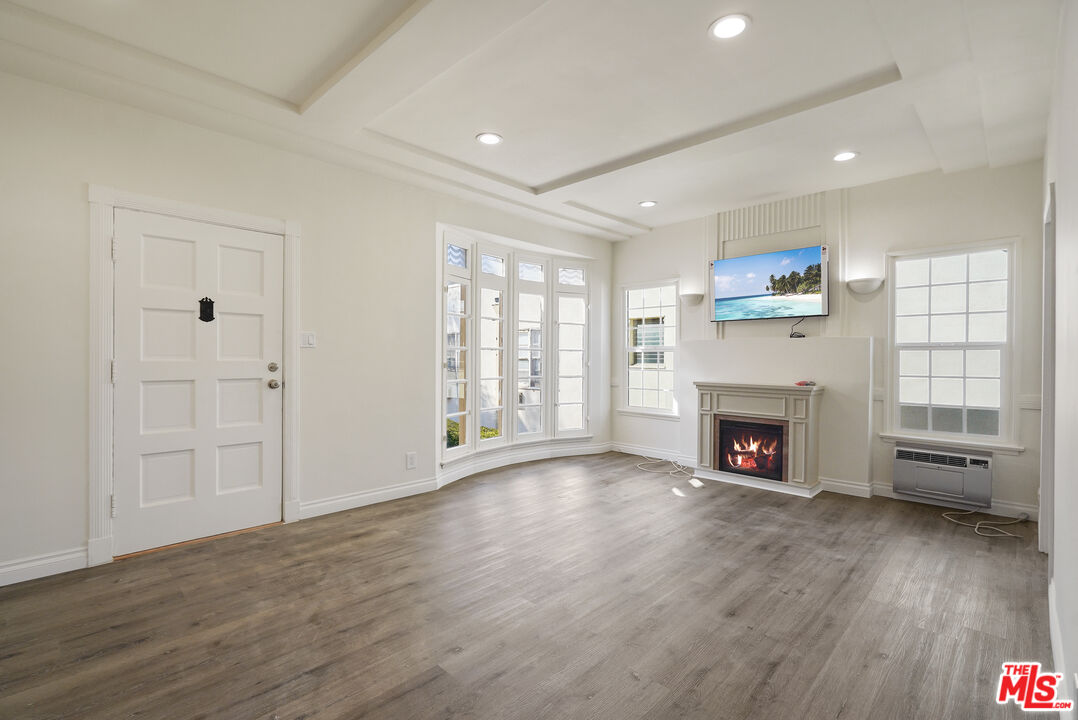 228 S REEVES DR Unit: D