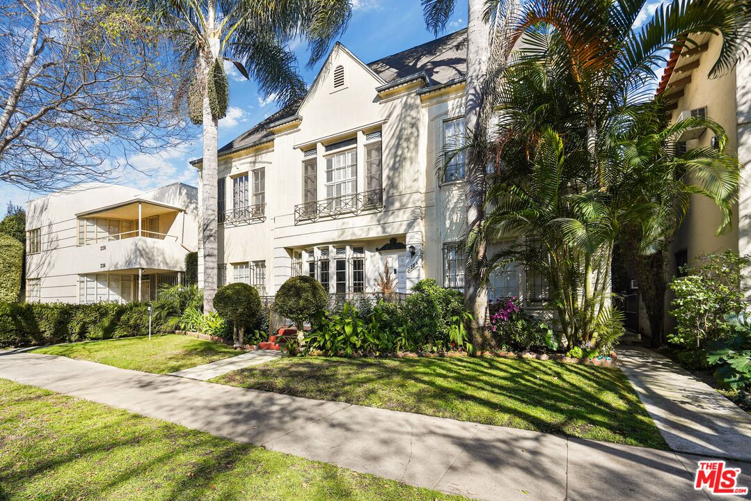 228 S REEVES DR Unit: D