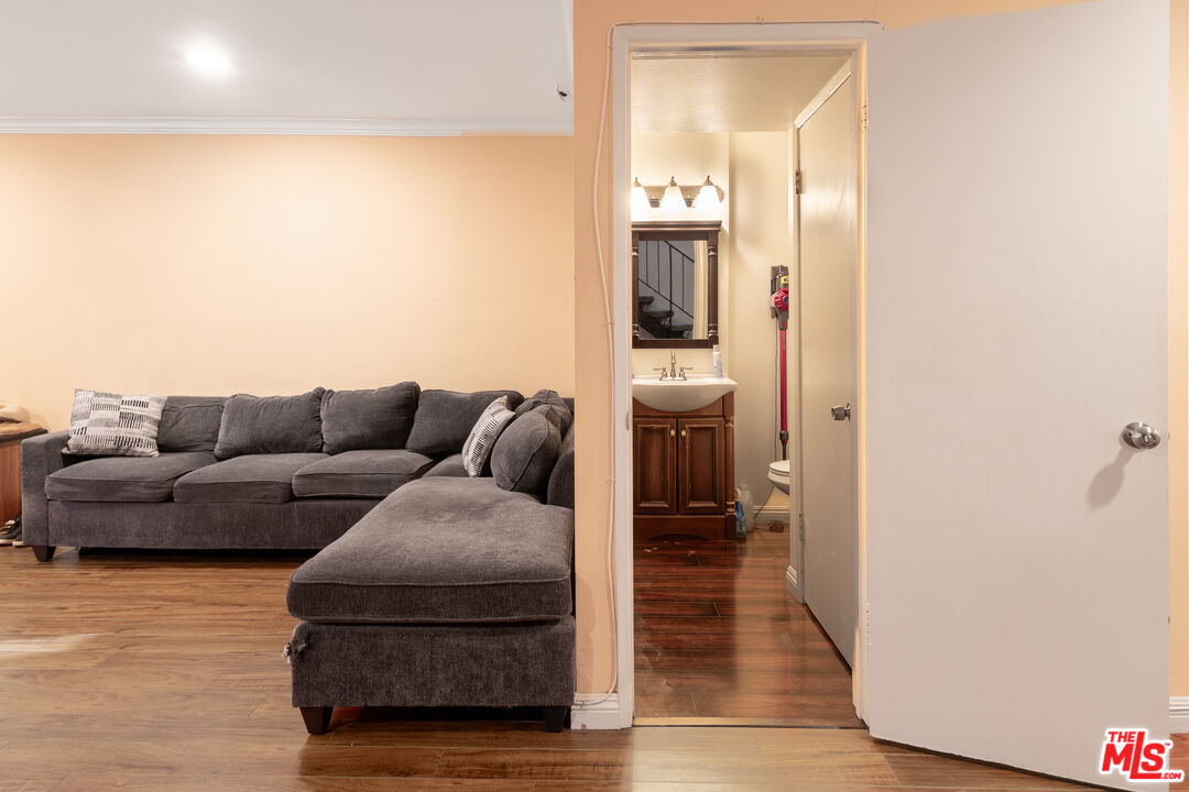 4610 Densmore Ave Unit: 10