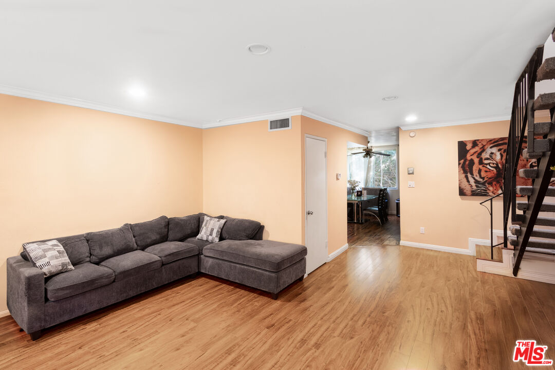 4610 Densmore Ave Unit: 10