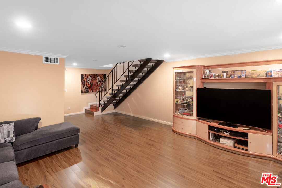 4610 Densmore Ave Unit: 10