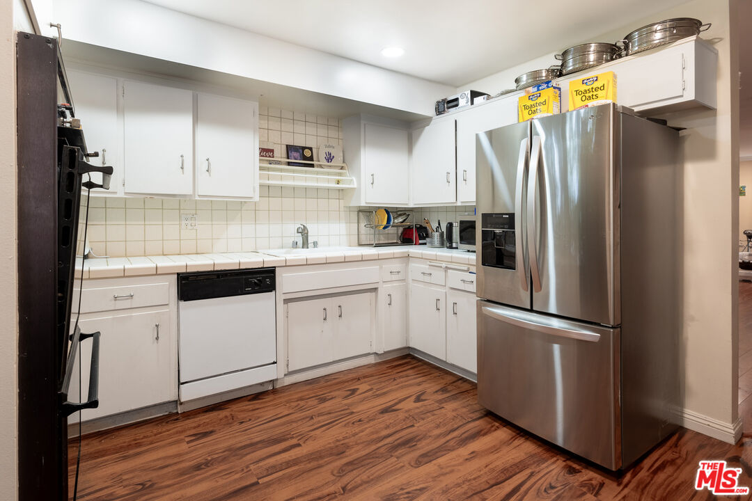 4610 Densmore Ave Unit: 10
