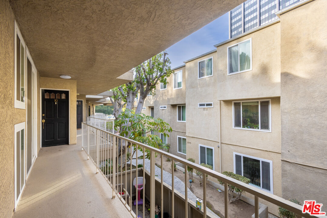 4610 Densmore Ave Unit: 10
