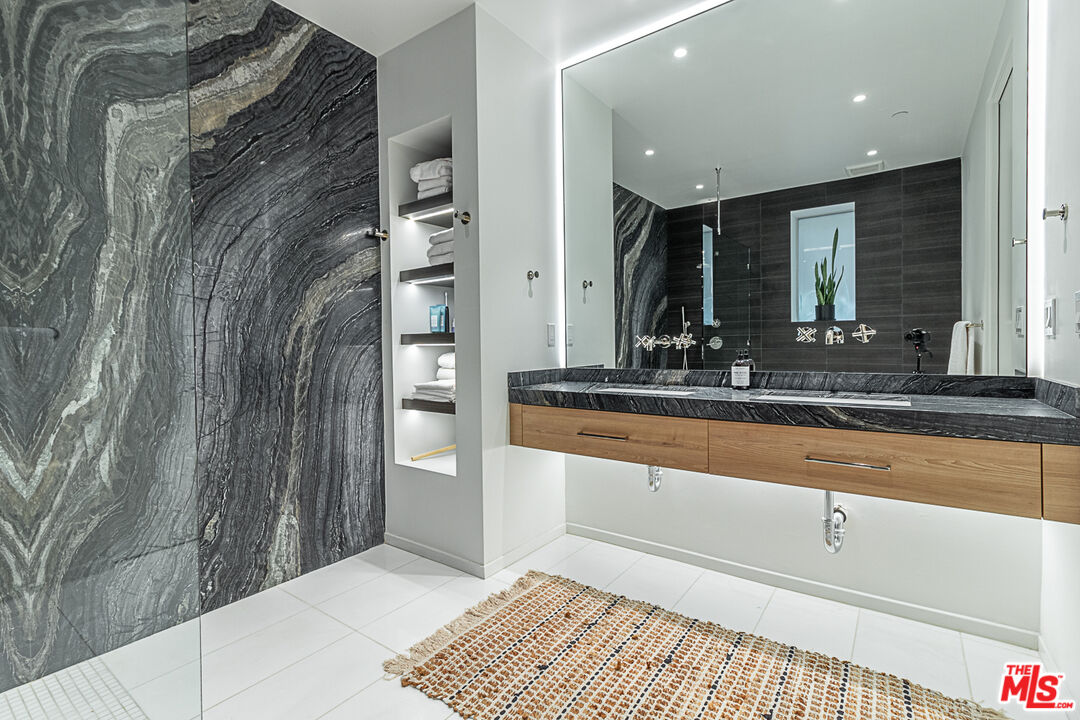 1030 N Kings Rd Unit: 104