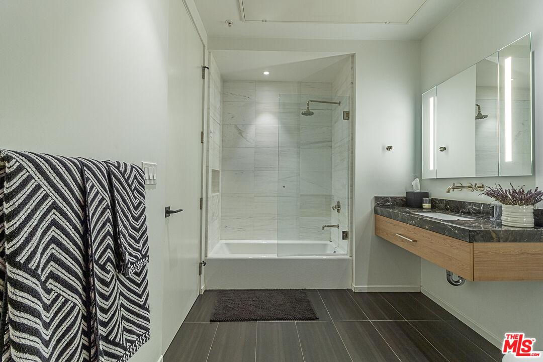 1030 N Kings Rd Unit: 104