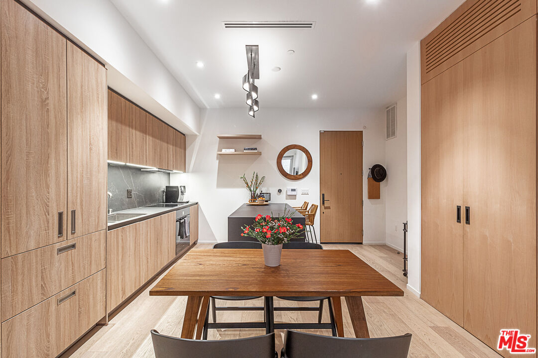 1030 N Kings Rd Unit: 104