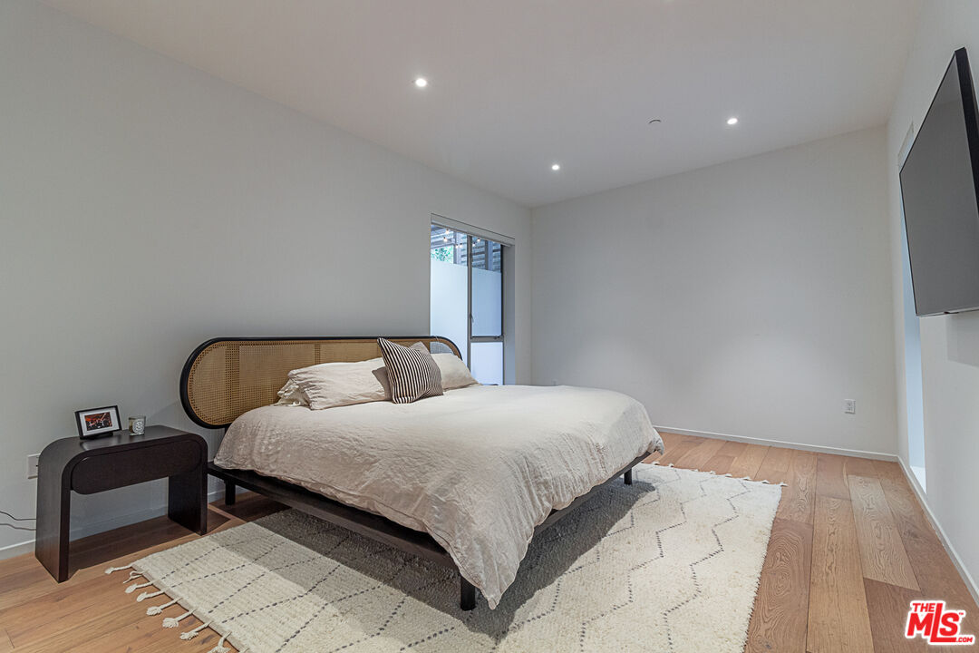 1030 N Kings Rd Unit: 104