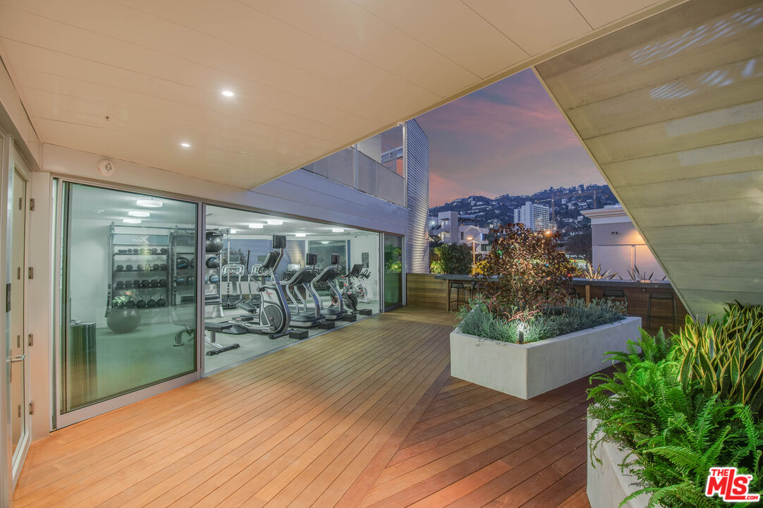 1030 N Kings Rd Unit: 104