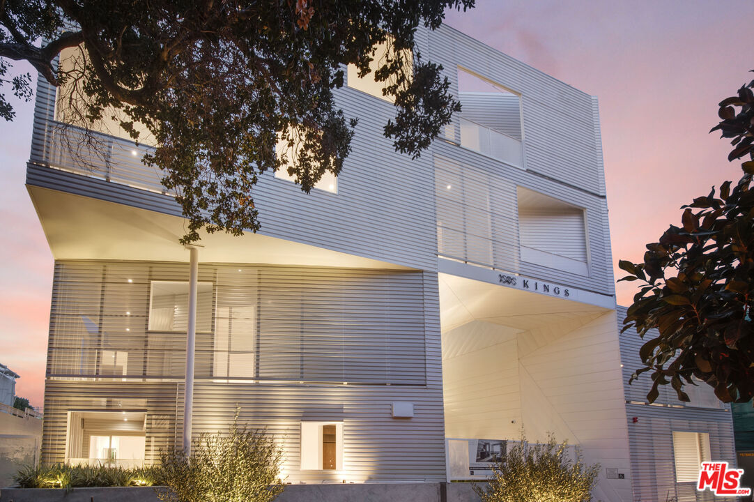 1030 N Kings Rd Unit: 104