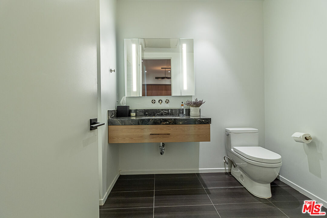 1030 N Kings Rd Unit: 104