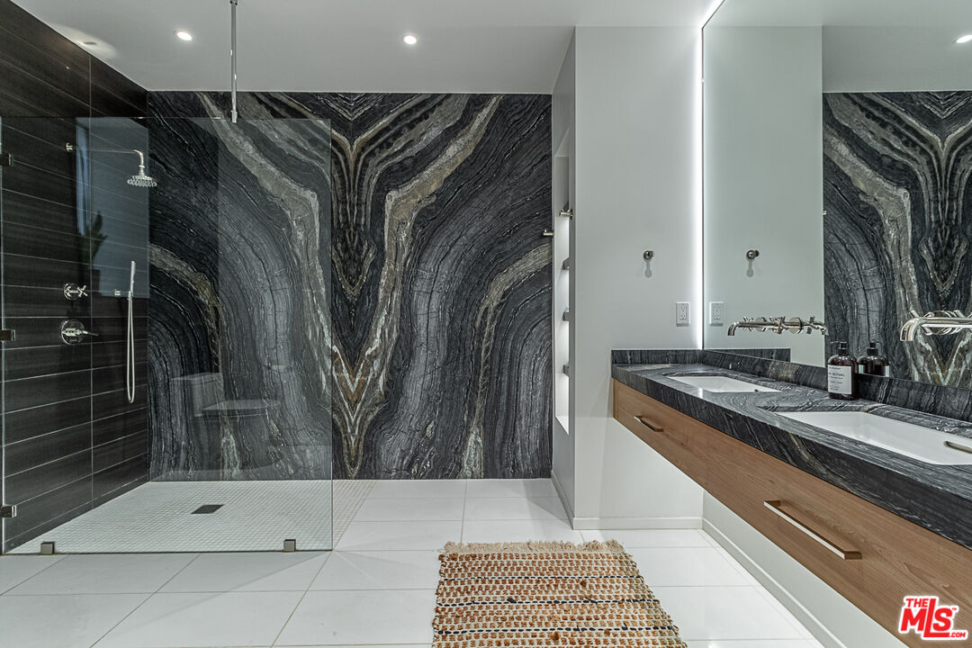 1030 N Kings Rd Unit: 104